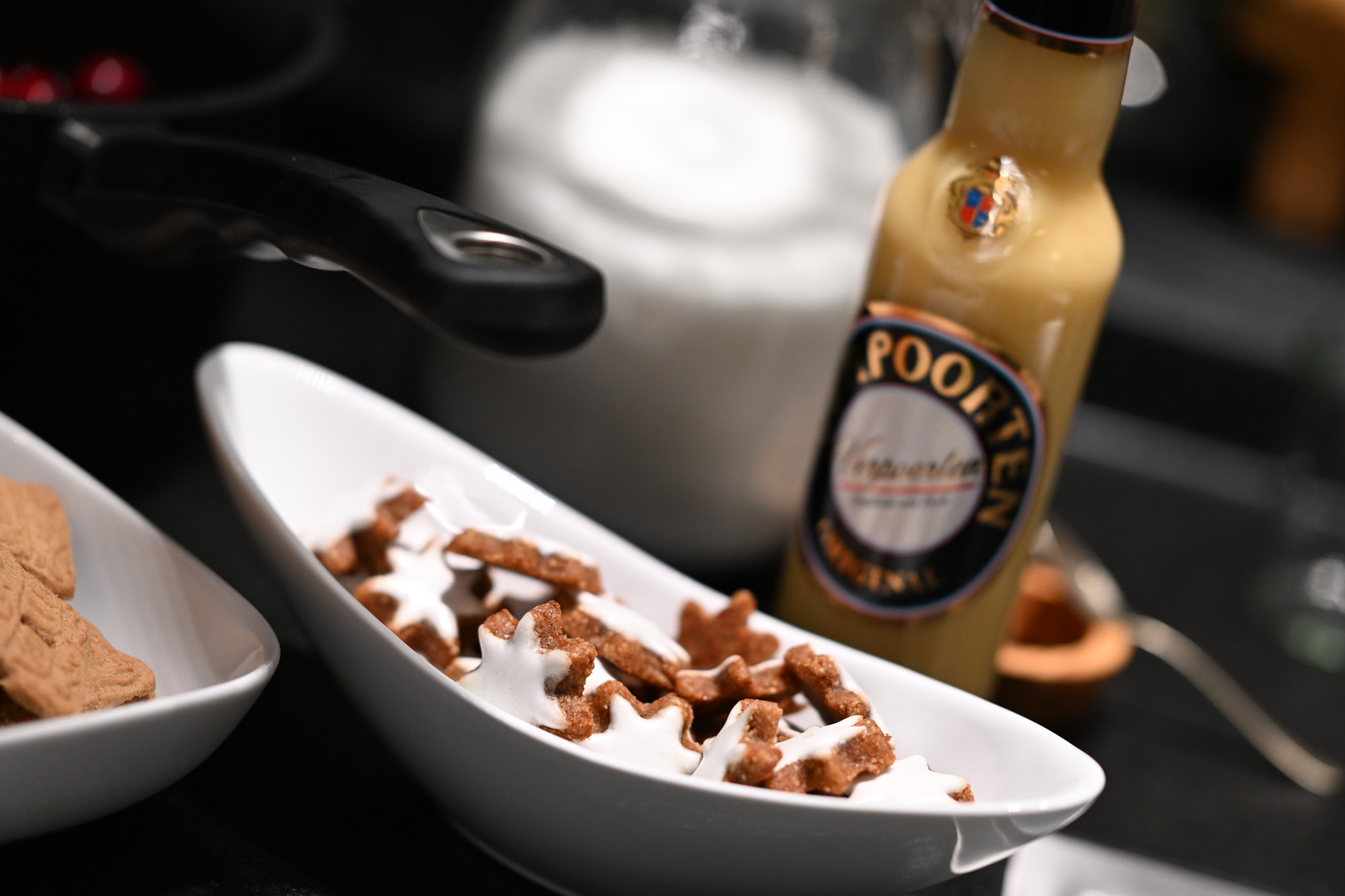 Und am Dessert-Posten wird das frischgekochte Cranberry-Mus mit Pistazien und Eierlikörcrème zum Trifle geschichtet.