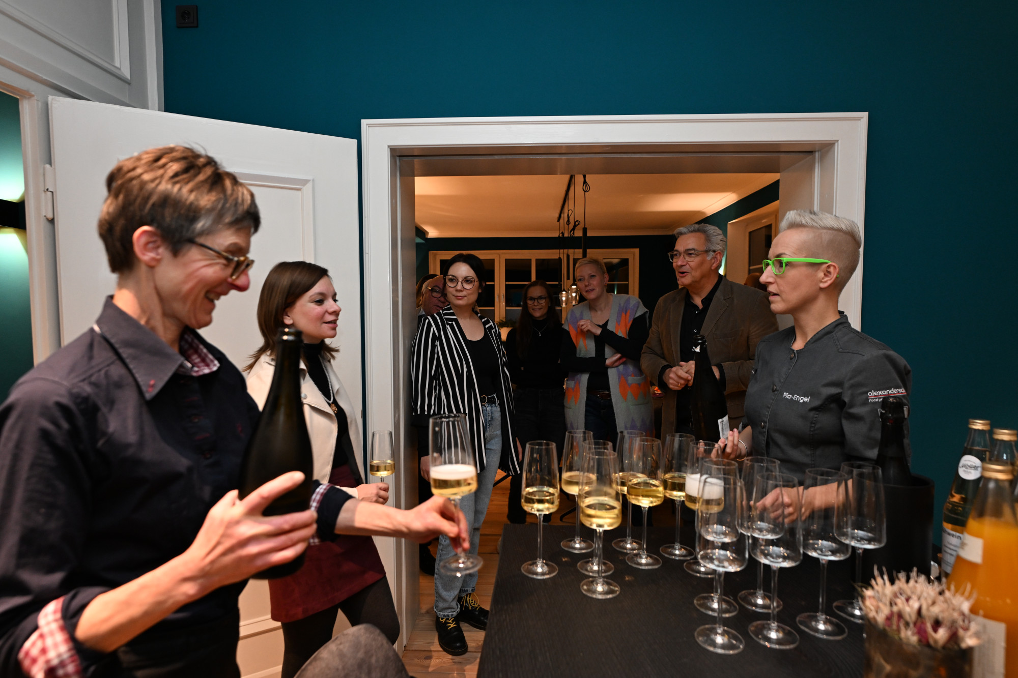 Wer auf Alkohol verzichtet, probiert als Alternative eine trockene Johannisbeer-Schorle, die uns Linda und Josef Möller aus Stuckenbusch mitgebracht haben.