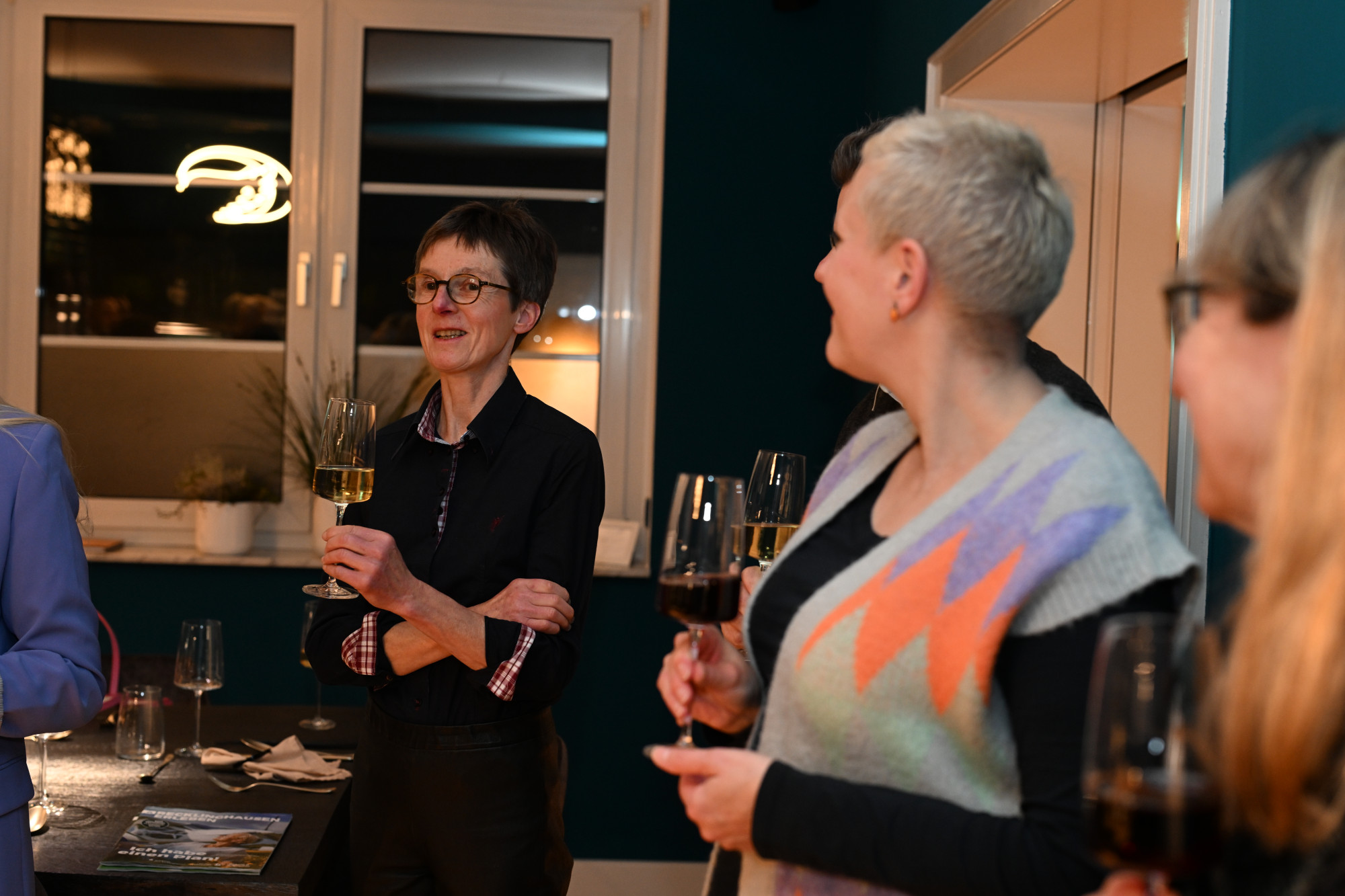 Wir starten mit einer Menübesprechung und einem Aperitif aus der Heimat: Der charaktervolle Weißburgunder-Sekt „Halde“ von Ingeborg Molitor, die in Recklinghausen die einzige Sektkellerei des Ruhrgebiets betreibt. 