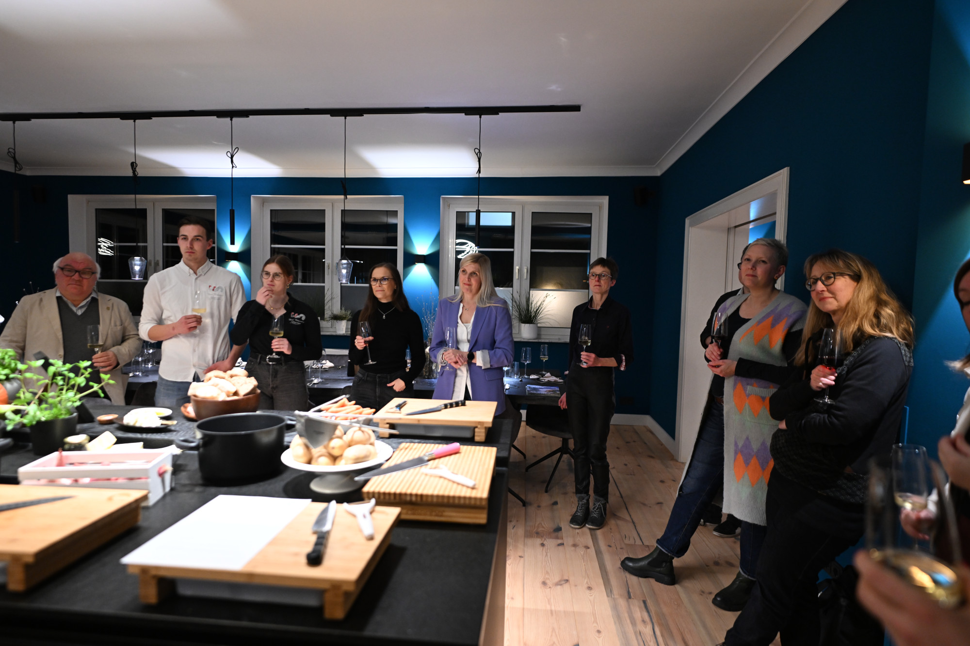 Im Erdgeschoss ist eine offene Profi-Küche installiert, daneben ein stattlicher Esstisch aus Schwarzeiche für bis zu 20 Personen. 