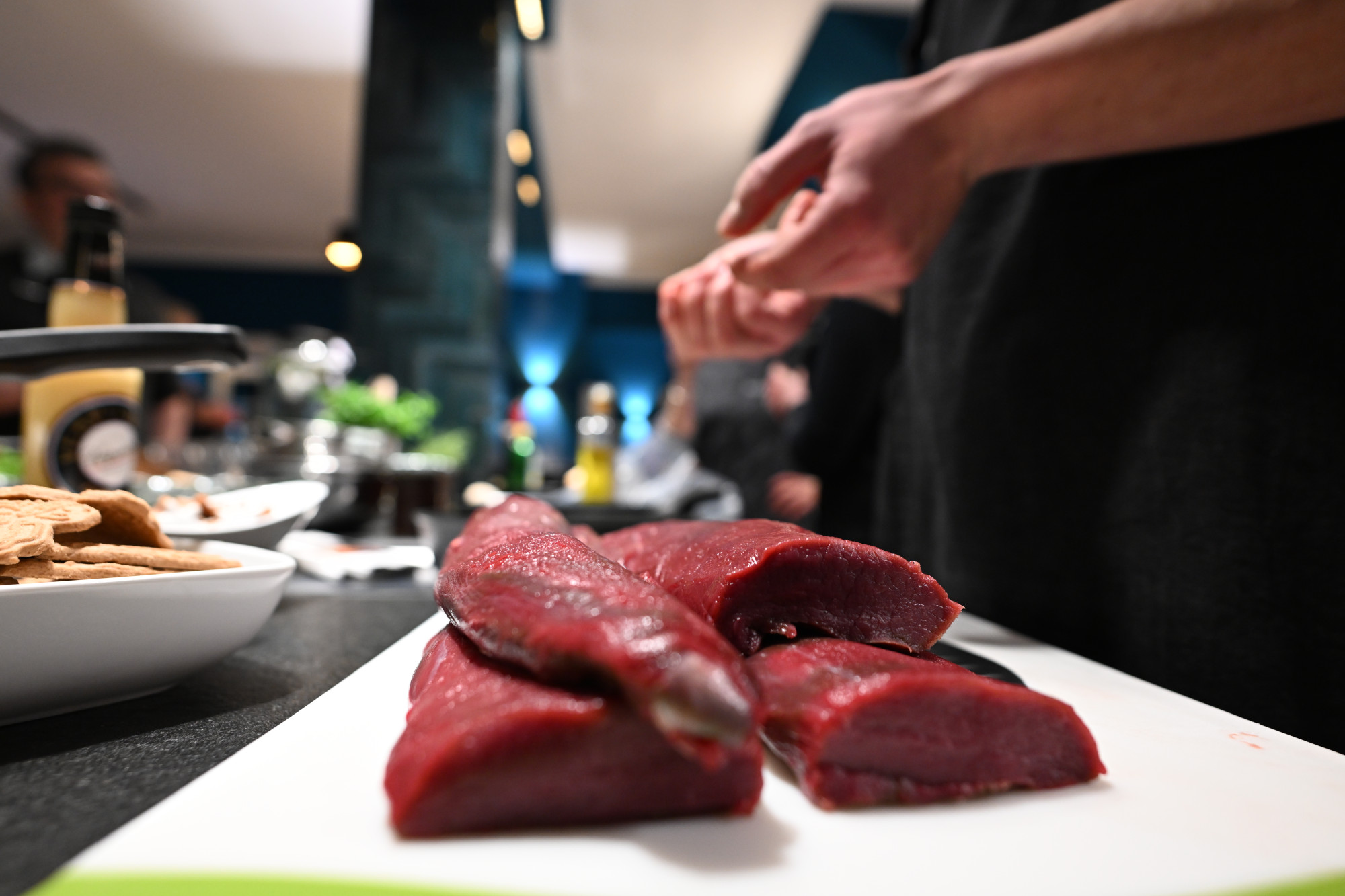 Unterdessen bräunt die Hauptgang-Crew die Schalotten, setzt Rotweinsauce an und packt den zart aromatisierten Rehrücken in den Sous-Vide-Garer.