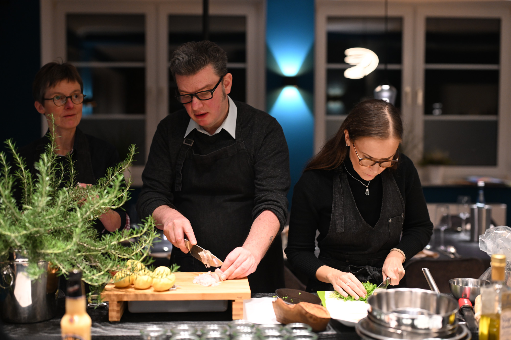 Hier Lachsröllchen mit Wasabinuss und Frischkäse füllen, da Rote Beete kochen und Meerettichcrème anrühren – die Vorspeise steht nach einer halben Stunde.