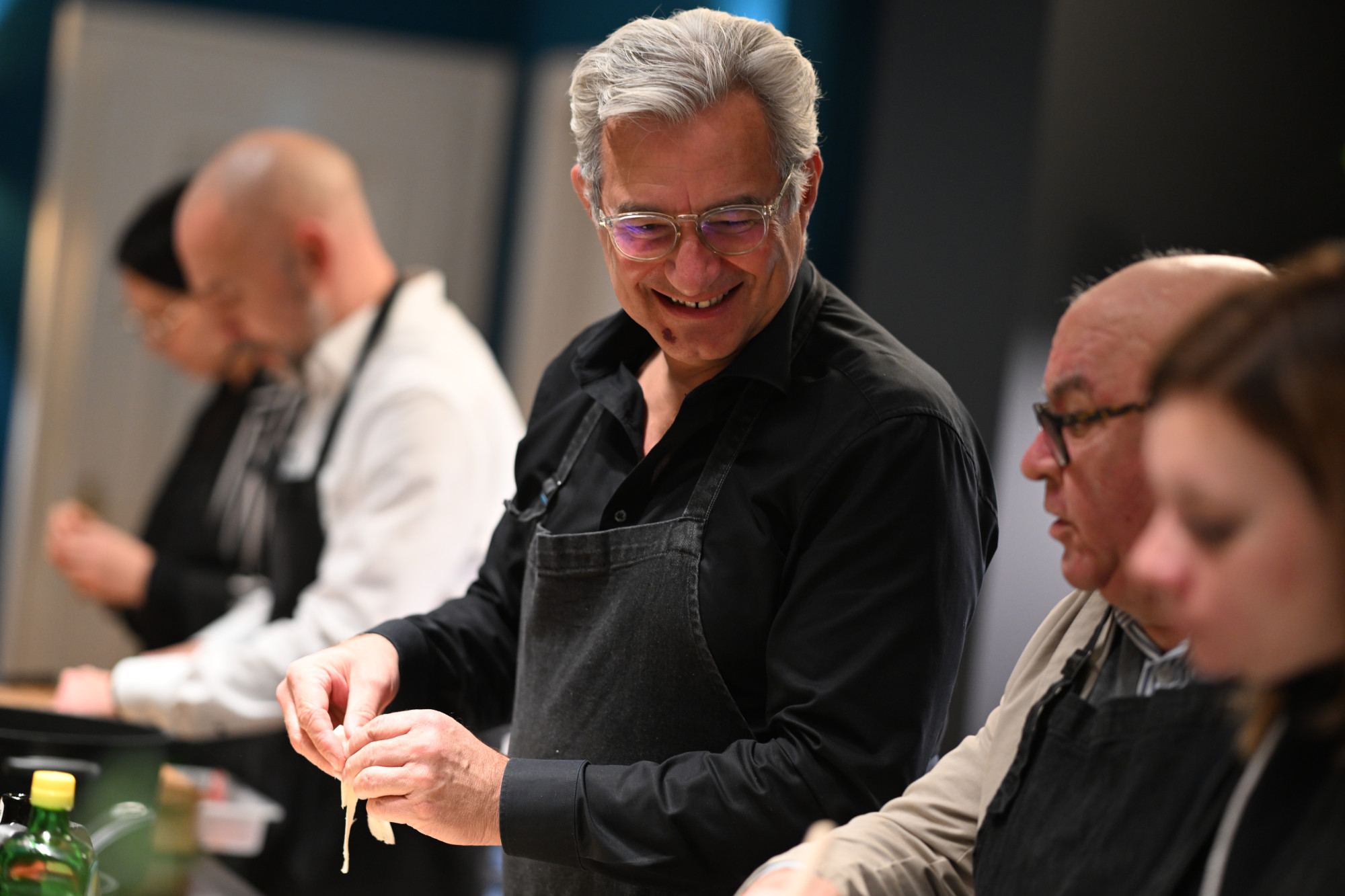 Hier Lachsröllchen mit Wasabinuss und Frischkäse füllen, da Rote Beete kochen und Meerettichcrème anrühren – die Vorspeise steht nach einer halben Stunde.