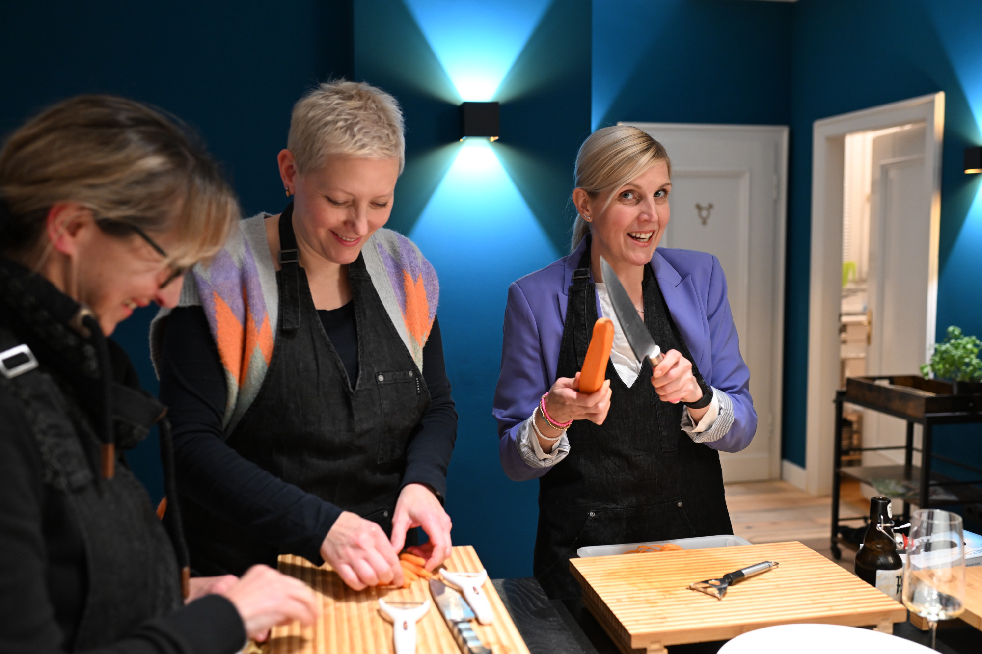 Hier Lachsröllchen mit Wasabinuss und Frischkäse füllen, da Rote Beete kochen und Meerettichcrème anrühren – die Vorspeise steht nach einer halben Stunde.