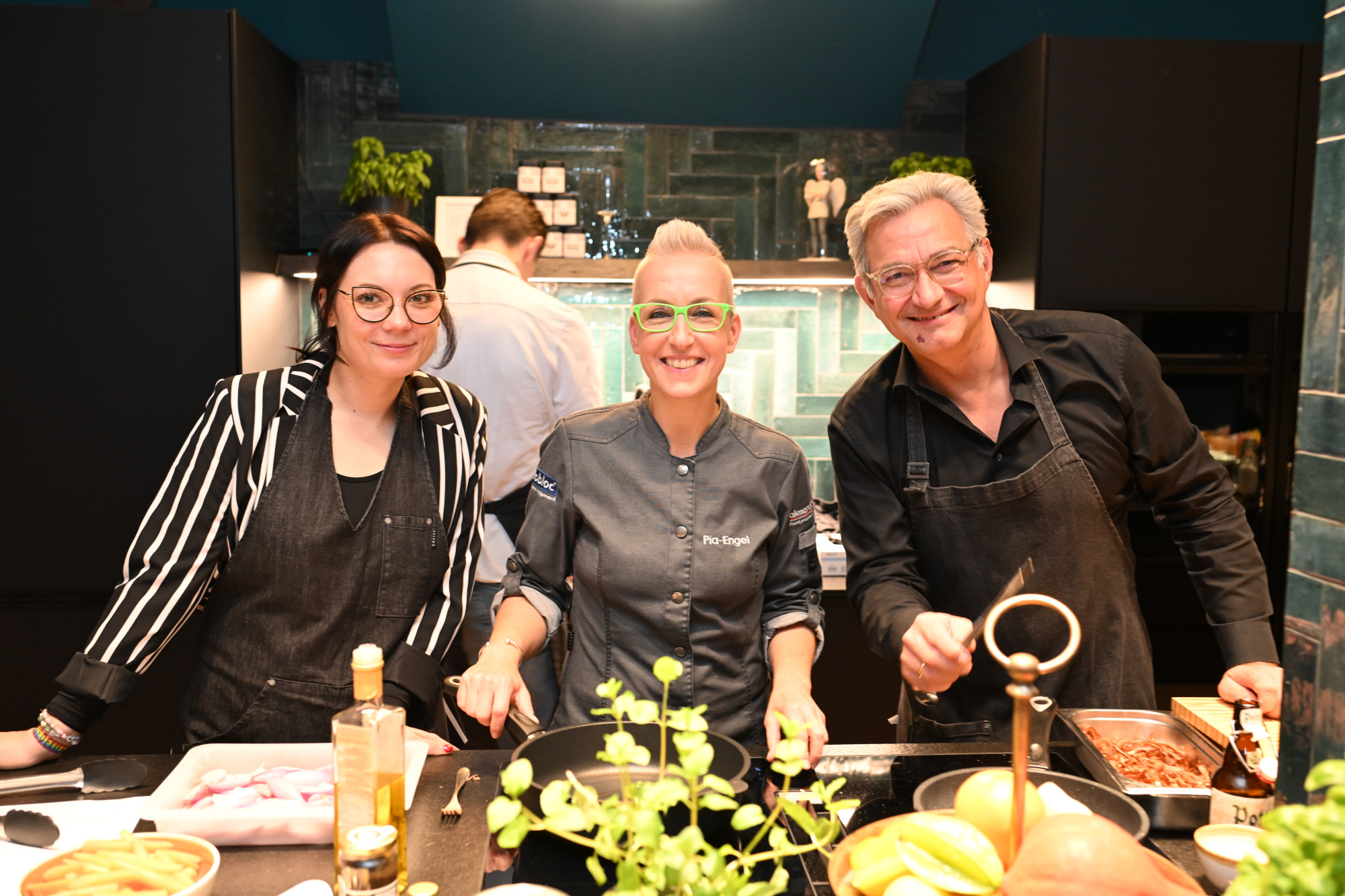 Hier Lachsröllchen mit Wasabinuss und Frischkäse füllen, da Rote Beete kochen und Meerettichcrème anrühren – die Vorspeise steht nach einer halben Stunde.