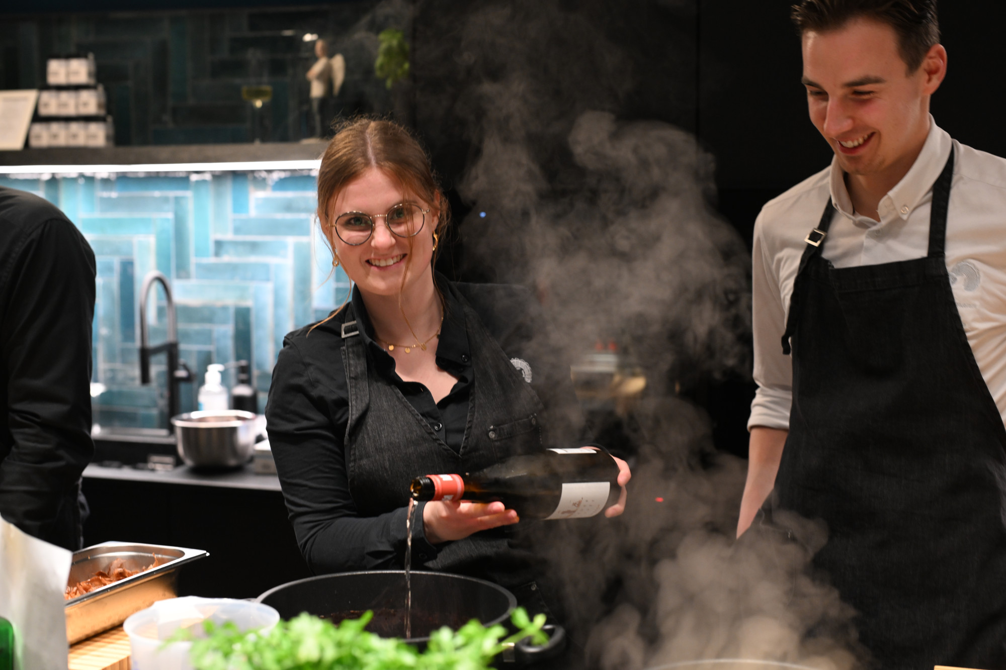 Hier Lachsröllchen mit Wasabinuss und Frischkäse füllen, da Rote Beete kochen und Meerettichcrème anrühren – die Vorspeise steht nach einer halben Stunde.