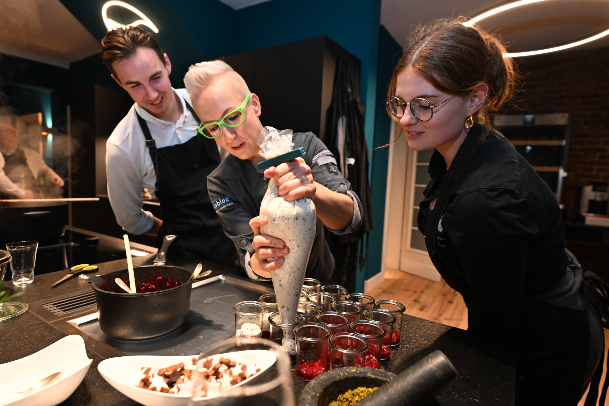 Und am Dessert-Posten wird das frischgekochte Cranberry-Mus mit Pistazien und Eierlikörcrème zum Trifle geschichtet.