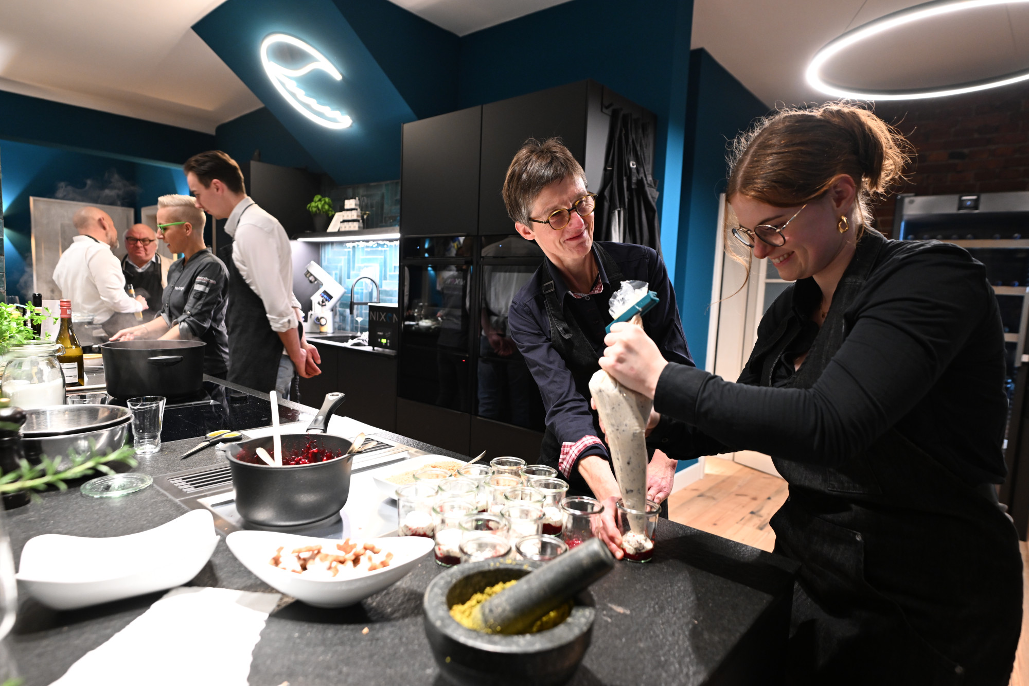 Alles umgeben von Wänden in sanfter Petrolfarbe. Das hat Stil und Atmosphäre, wow!