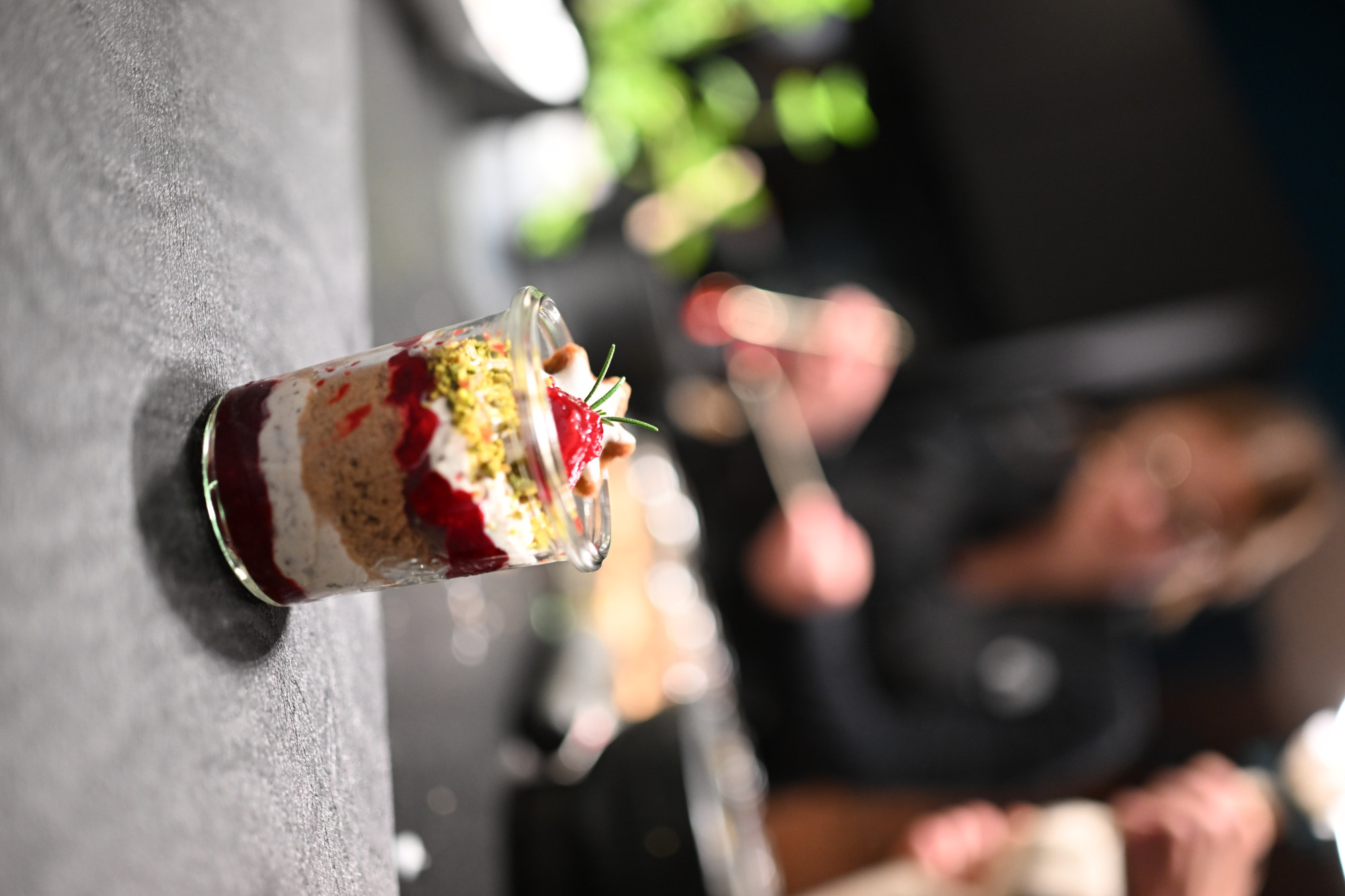 Und am Dessert-Posten wird das frischgekochte Cranberry-Mus mit Pistazien und Eierlikörcrème zum Trifle geschichtet.