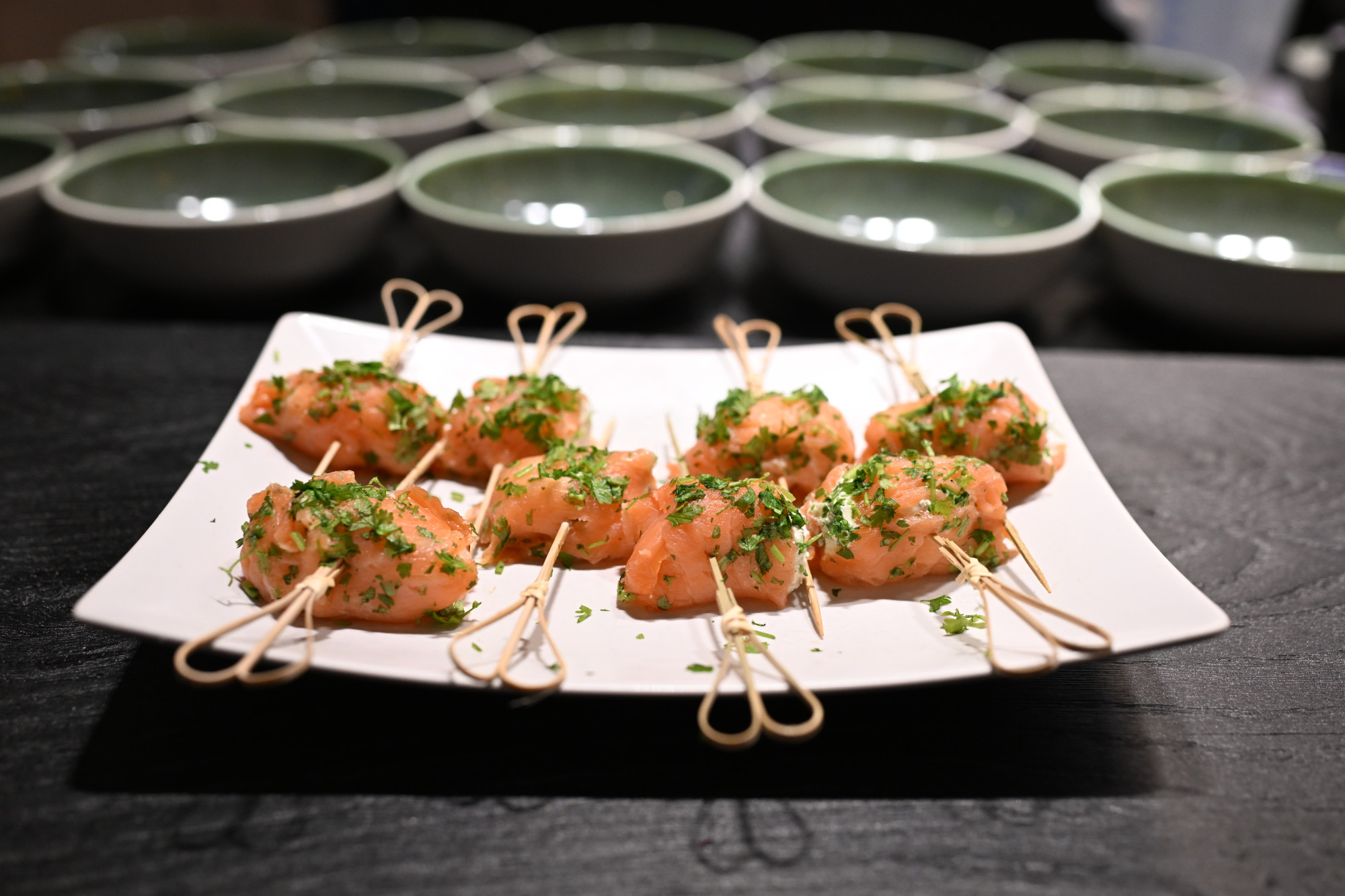 Hier Lachsröllchen mit Wasabinuss und Frischkäse füllen, da Rote Beete kochen und Meerettichcrème anrühren – die Vorspeise steht nach einer halben Stunde.