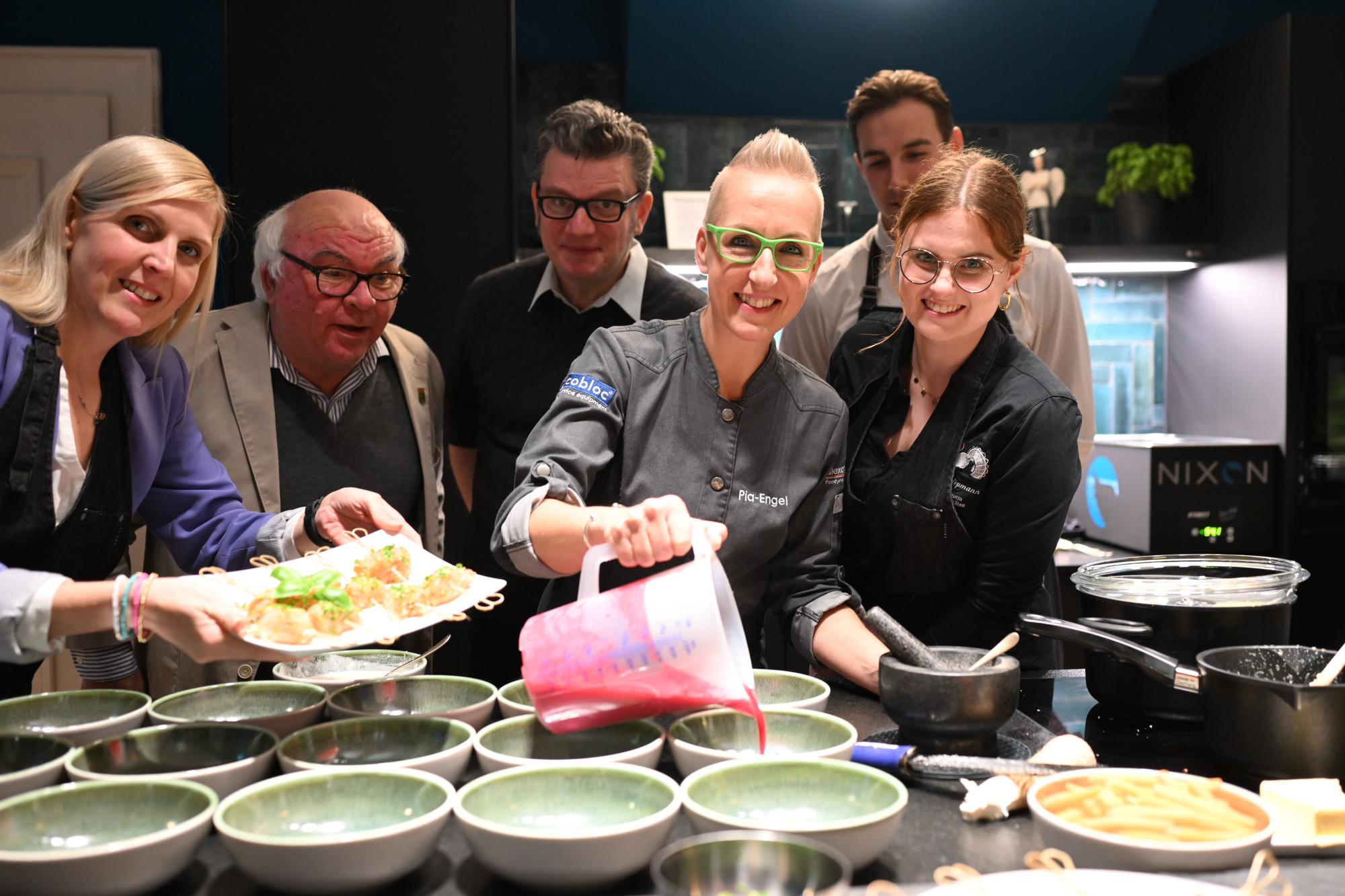 Hier Lachsröllchen mit Wasabinuss und Frischkäse füllen, da Rote Beete kochen und Meerettichcrème anrühren – die Vorspeise steht nach einer halben Stunde.