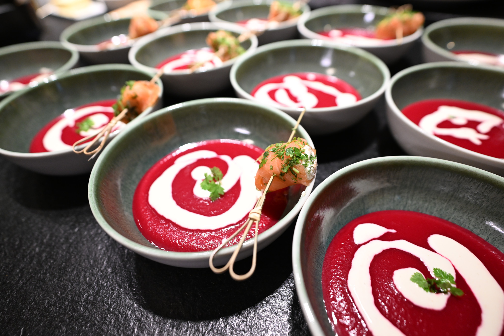 Hier Lachsröllchen mit Wasabinuss und Frischkäse füllen, da Rote Beete kochen und Meerettichcrème anrühren – die Vorspeise steht nach einer halben Stunde.