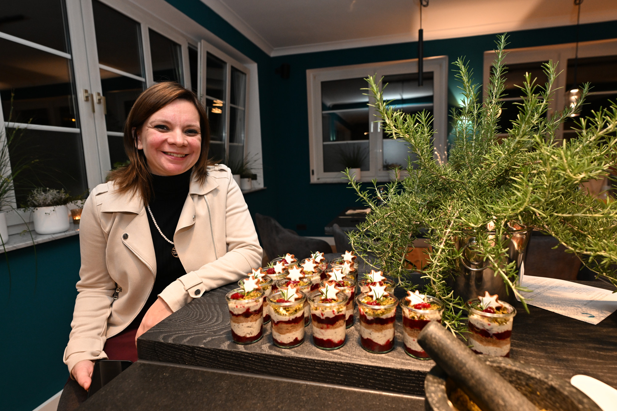 Und am Dessert-Posten wird das frischgekochte Cranberry-Mus mit Pistazien und Eierlikörcrème zum Trifle geschichtet.