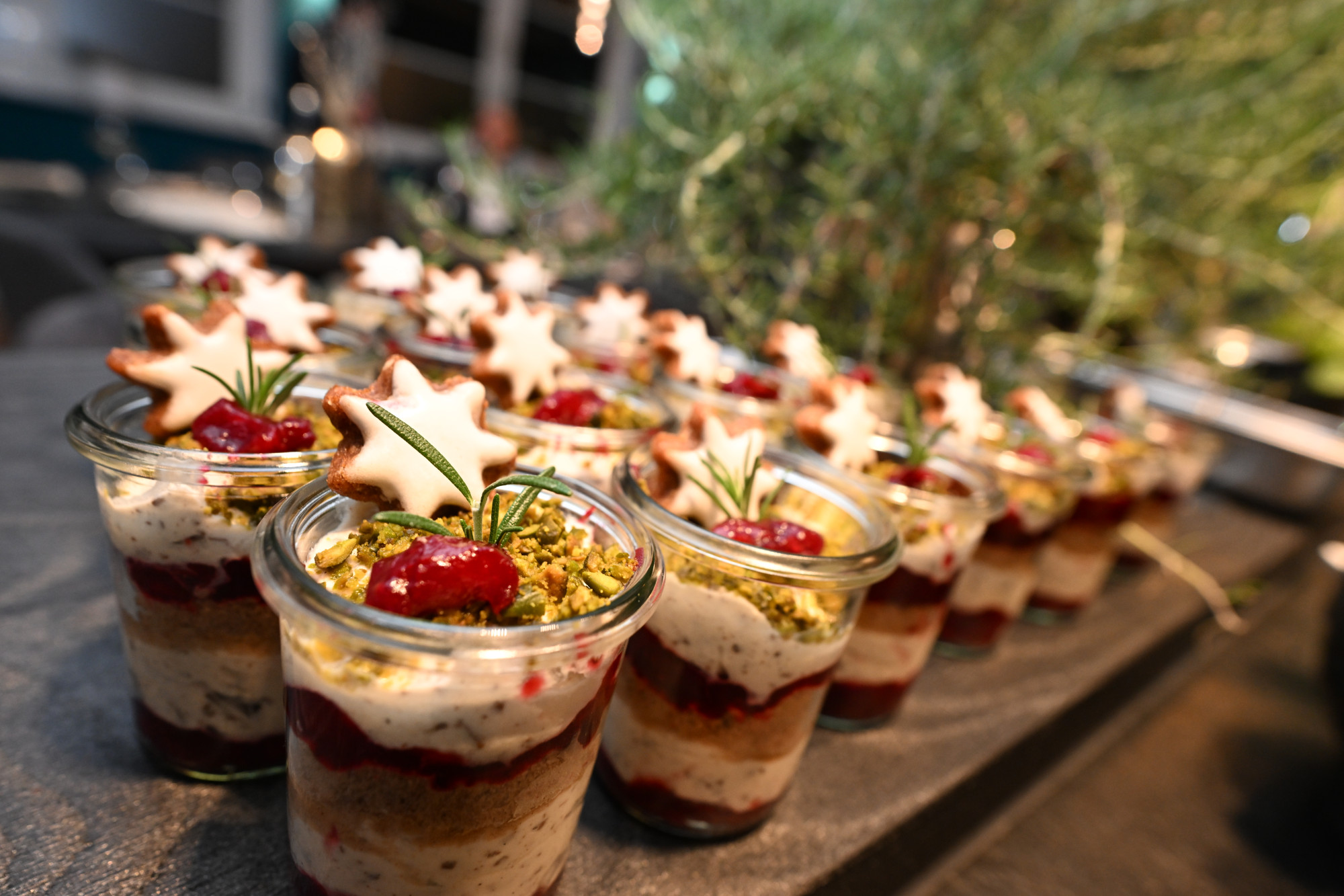 Und am Dessert-Posten wird das frischgekochte Cranberry-Mus mit Pistazien und Eierlikörcrème zum Trifle geschichtet.
