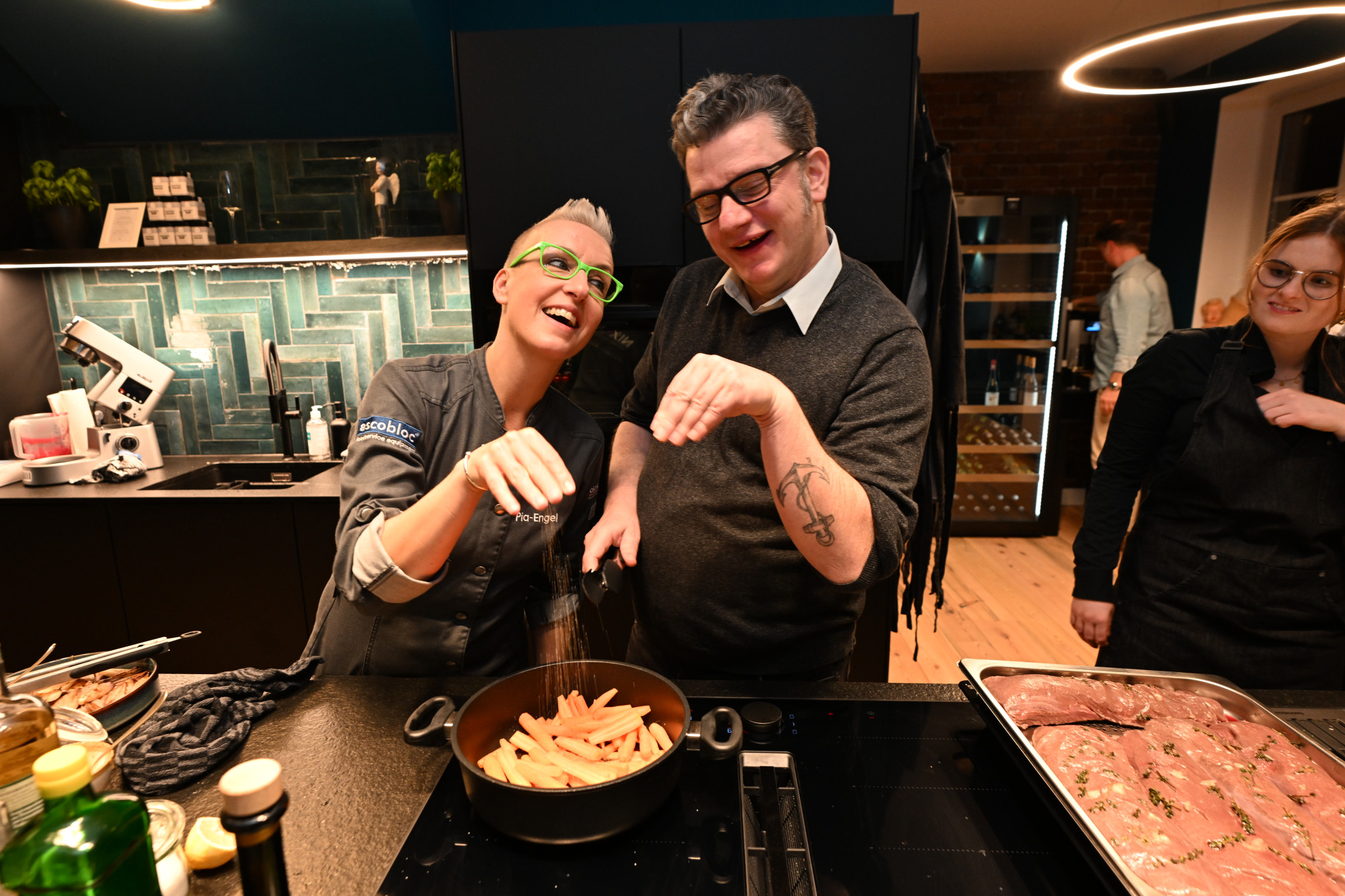 Unterdessen bräunt die Hauptgang-Crew die Schalotten, setzt Rotweinsauce an und packt den zart aromatisierten Rehrücken in den Sous-Vide-Garer.