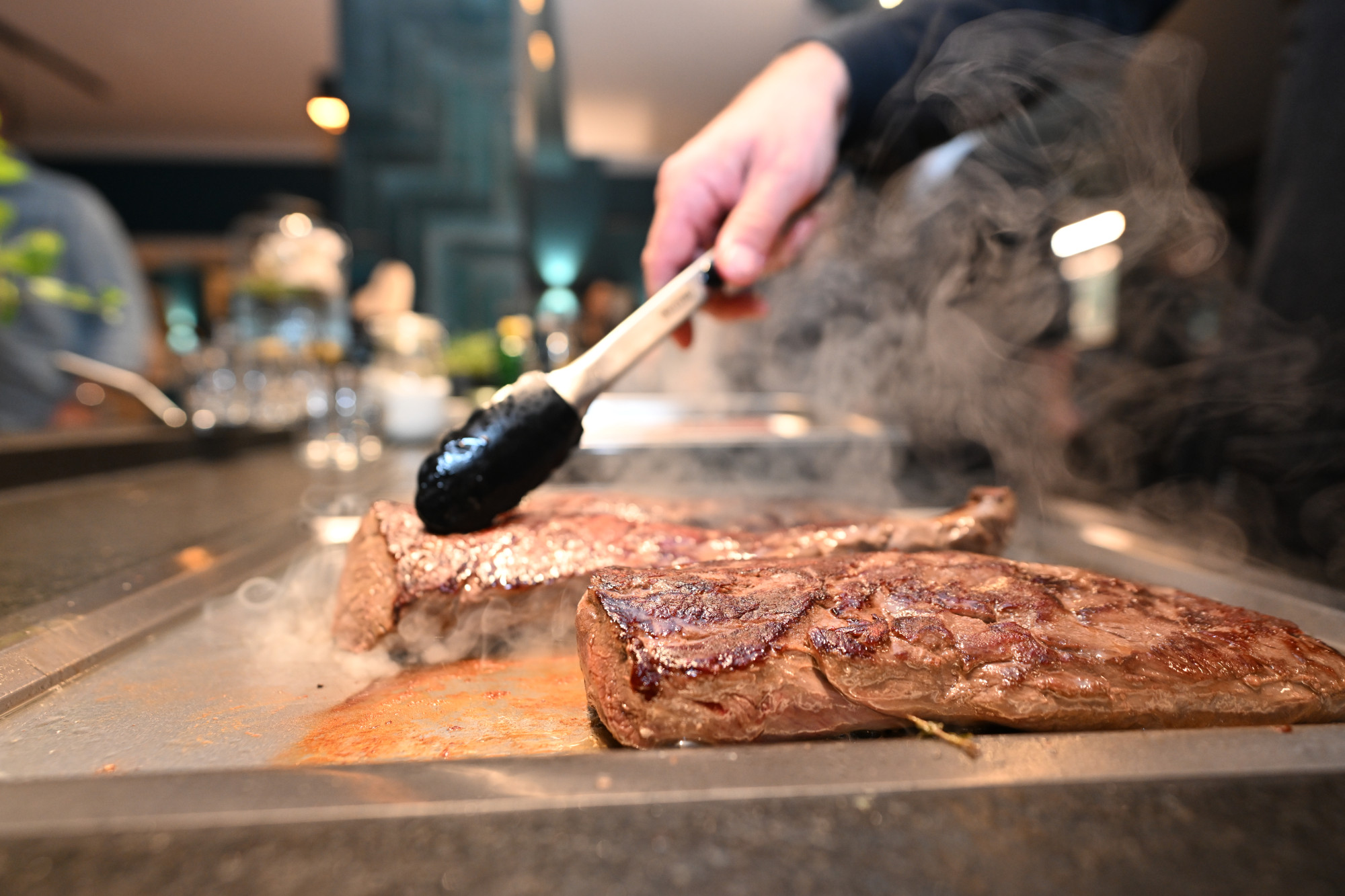 Unterdessen bräunt die Hauptgang-Crew die Schalotten, setzt Rotweinsauce an und packt den zart aromatisierten Rehrücken in den Sous-Vide-Garer.