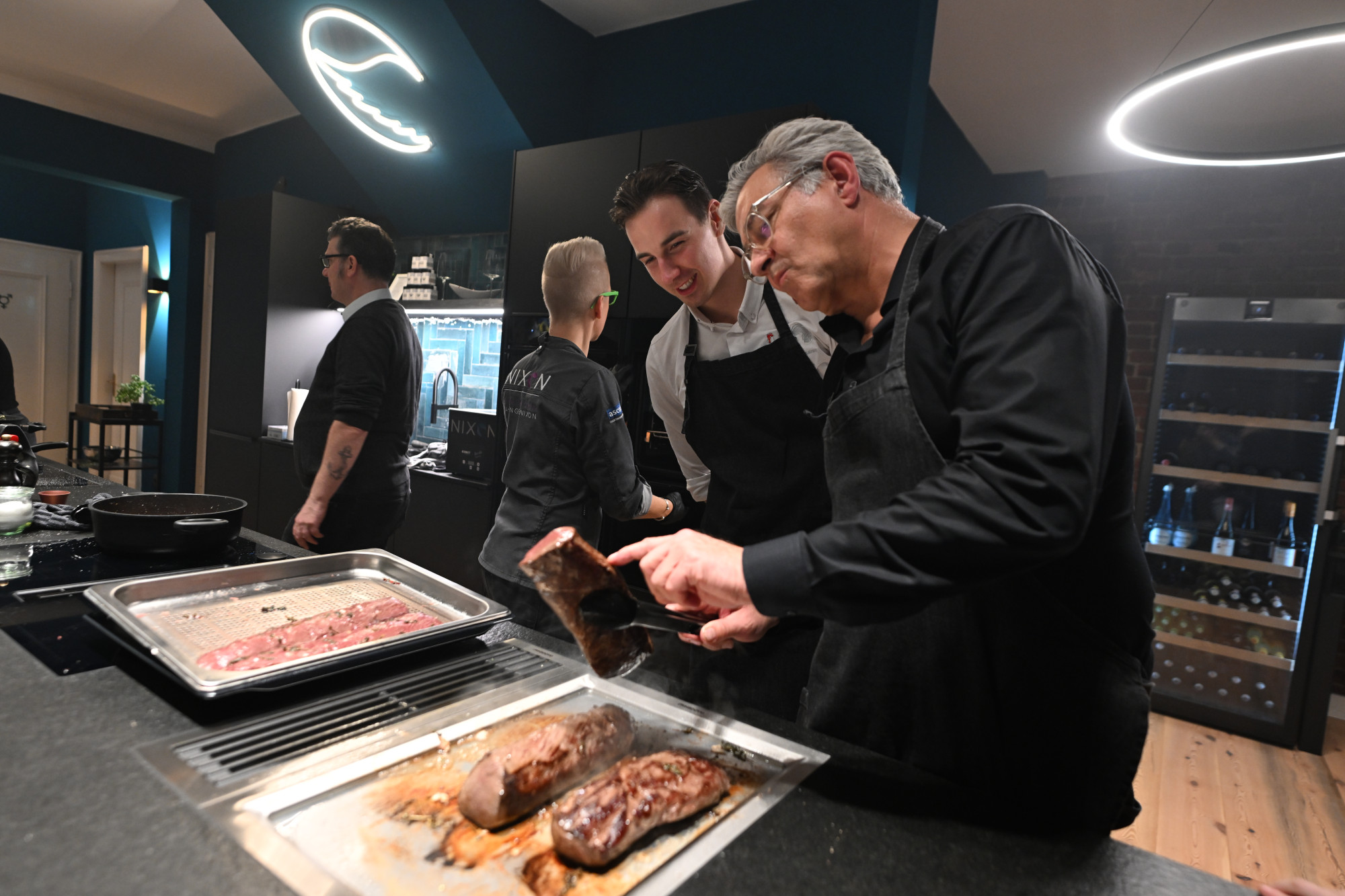 Unterdessen bräunt die Hauptgang-Crew die Schalotten, setzt Rotweinsauce an und packt den zart aromatisierten Rehrücken in den Sous-Vide-Garer.