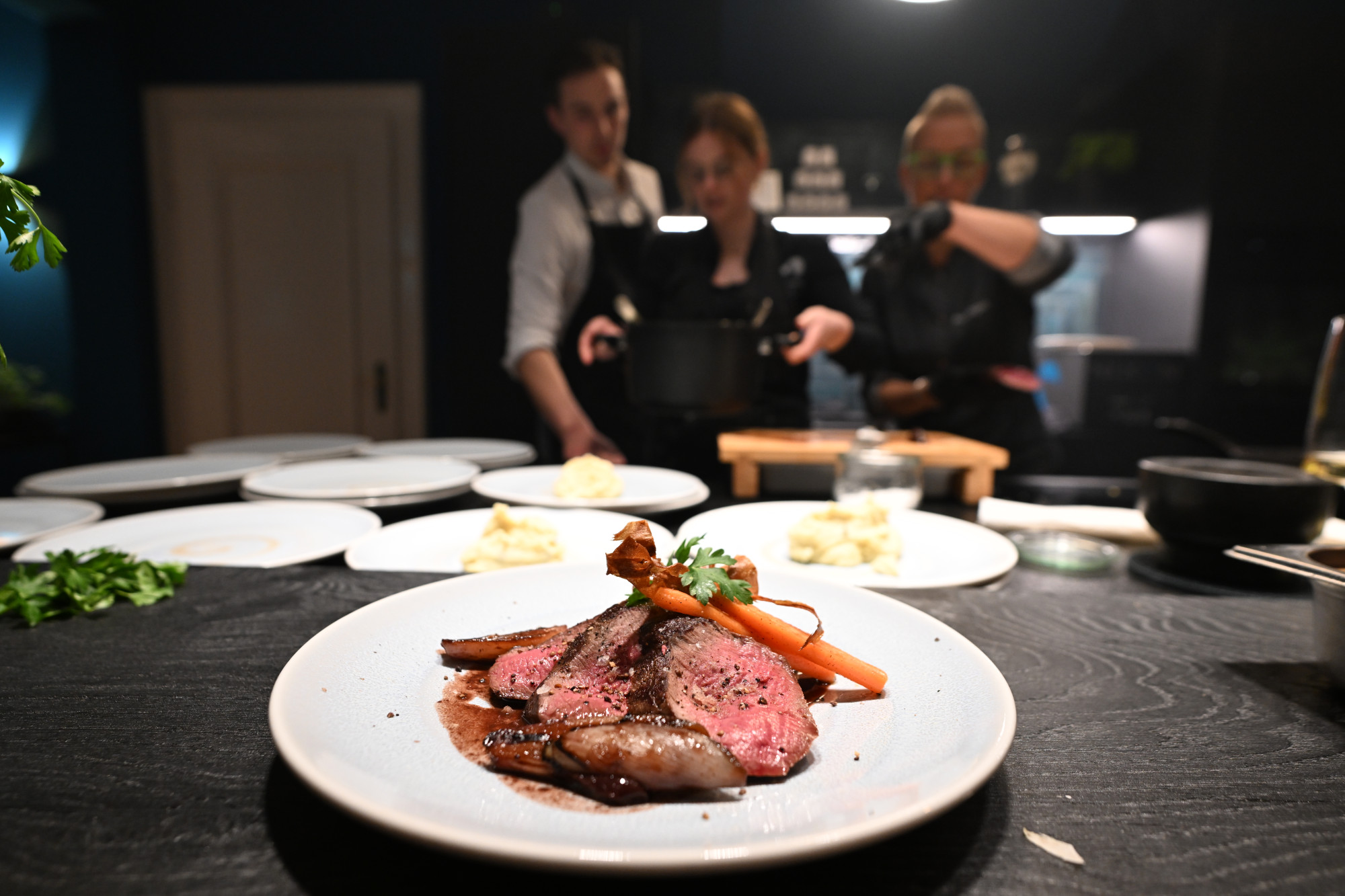 Unterdessen bräunt die Hauptgang-Crew die Schalotten, setzt Rotweinsauce an und packt den zart aromatisierten Rehrücken in den Sous-Vide-Garer.