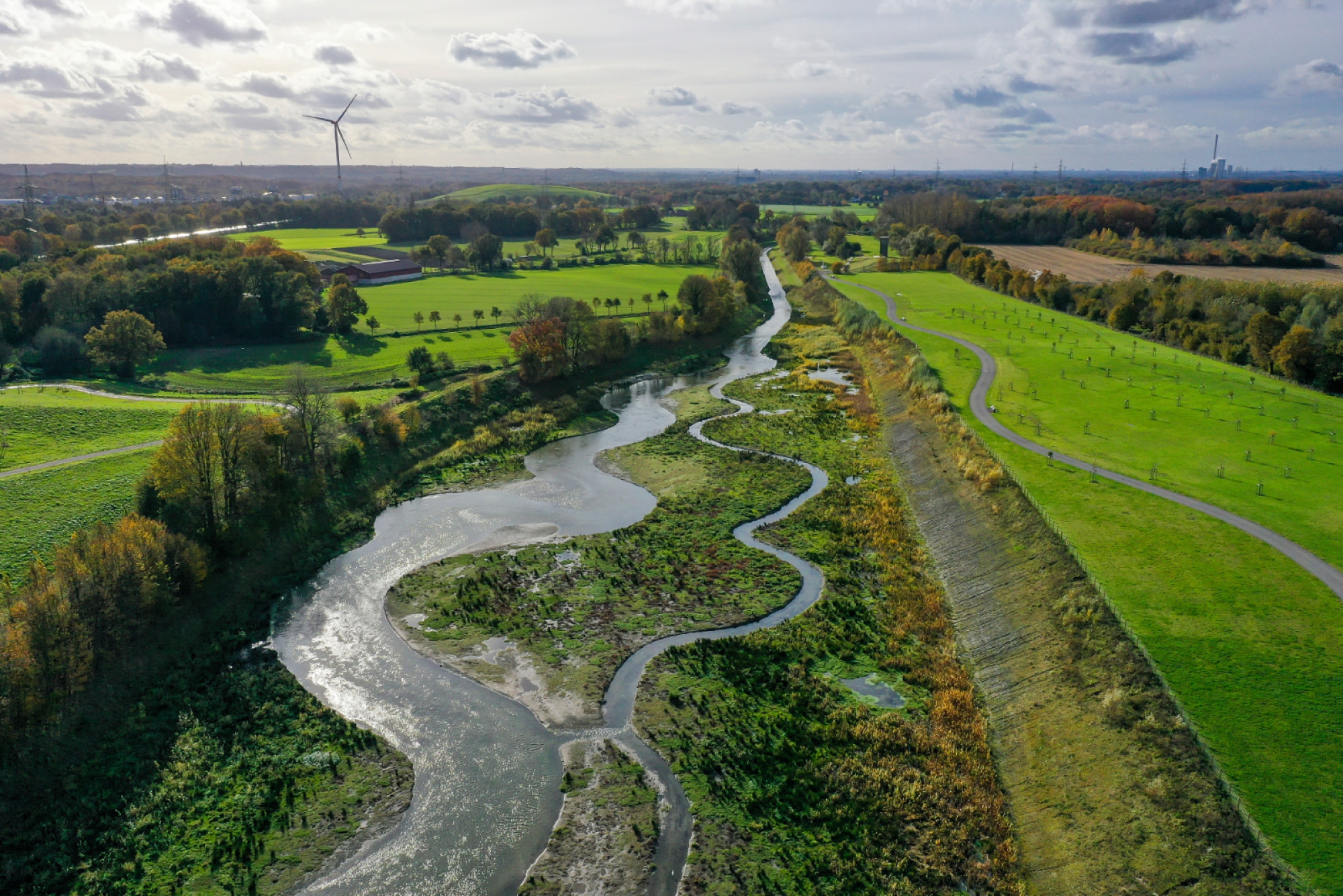 Mäandernd kann der Suderwicher Bach (rechts) nun in die ebenfalls renaturierte Emscher (links) münden - hier im Natur- und Wasser-Erlebnis-Park 