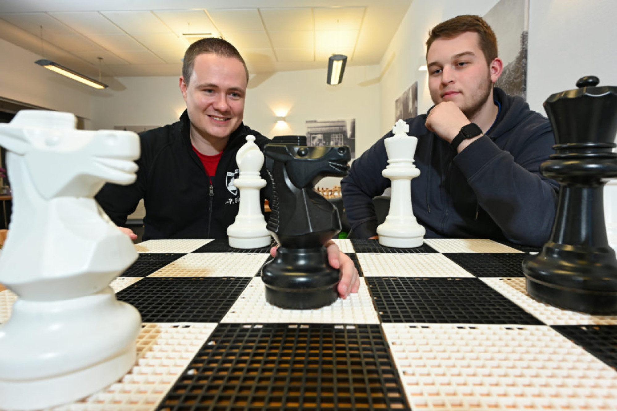 Jan Bialas (l.) und Timo Schneider aus dem Vorstand sind auch bei Schach-Turnieren erfolgreich dabei. Foto: Volker Beushausen