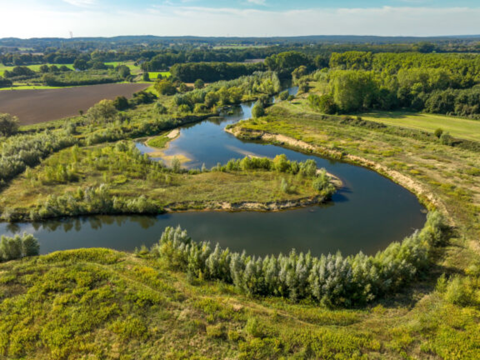 01.10.2025, Datteln/Olfen, in Datteln und Olfen hat der Lippeverband die Lippe naturnah umgestaltet. Durch die neue Lippe-Schleife ist eine ausgedehnte Auen-Landschaft entstanden, die wertvollen Lebensraum für Tier- und Pflanzenarten bietet.